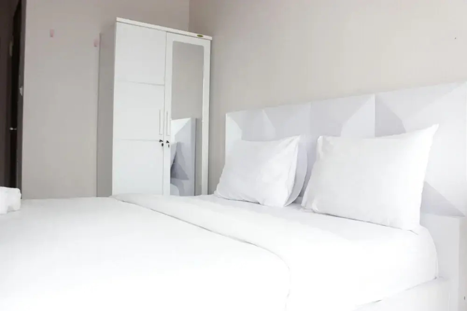 Relaxing Studio Apartment Easton Park Residence Jatinangor with Mountain View