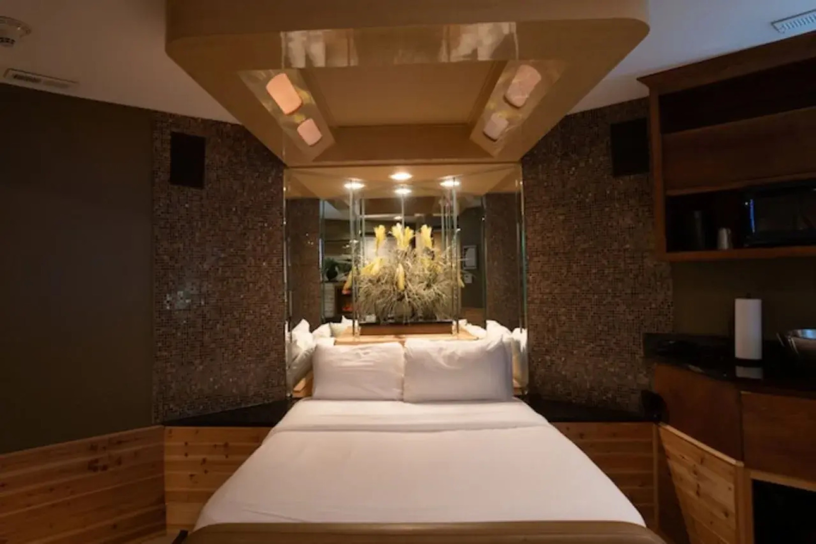 The Champagne Lodge & Luxury Suites