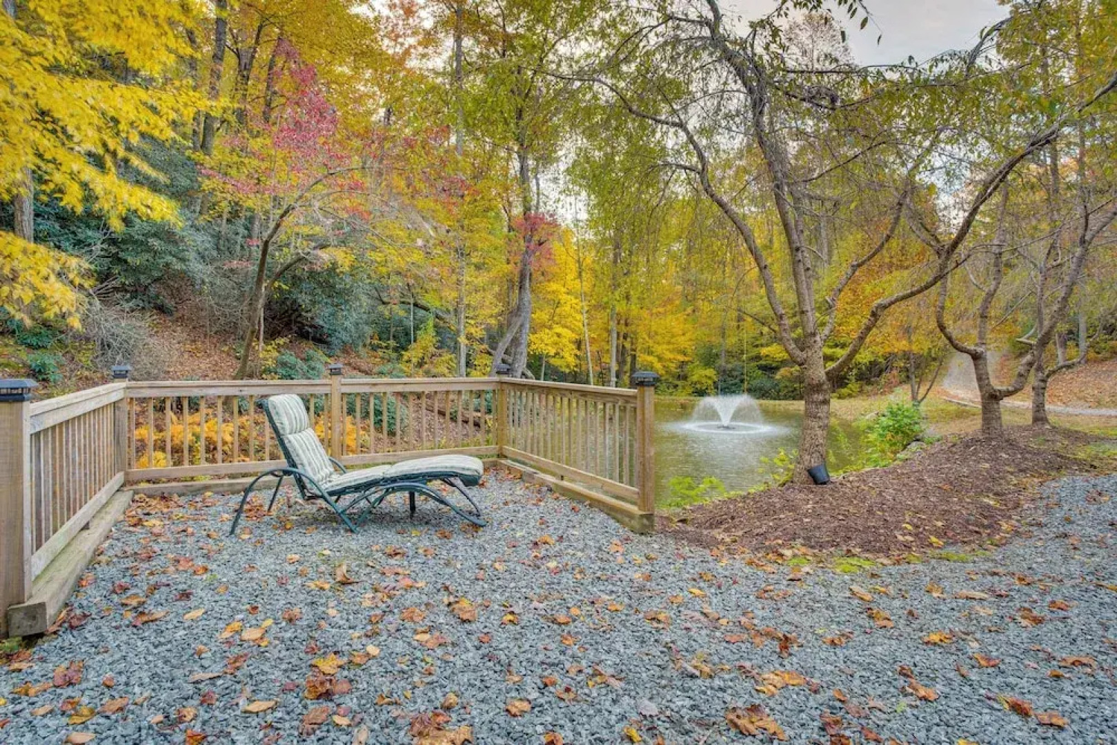 'peaceful Getaway' Penrose Cabin w/ Hot Tub & Pond