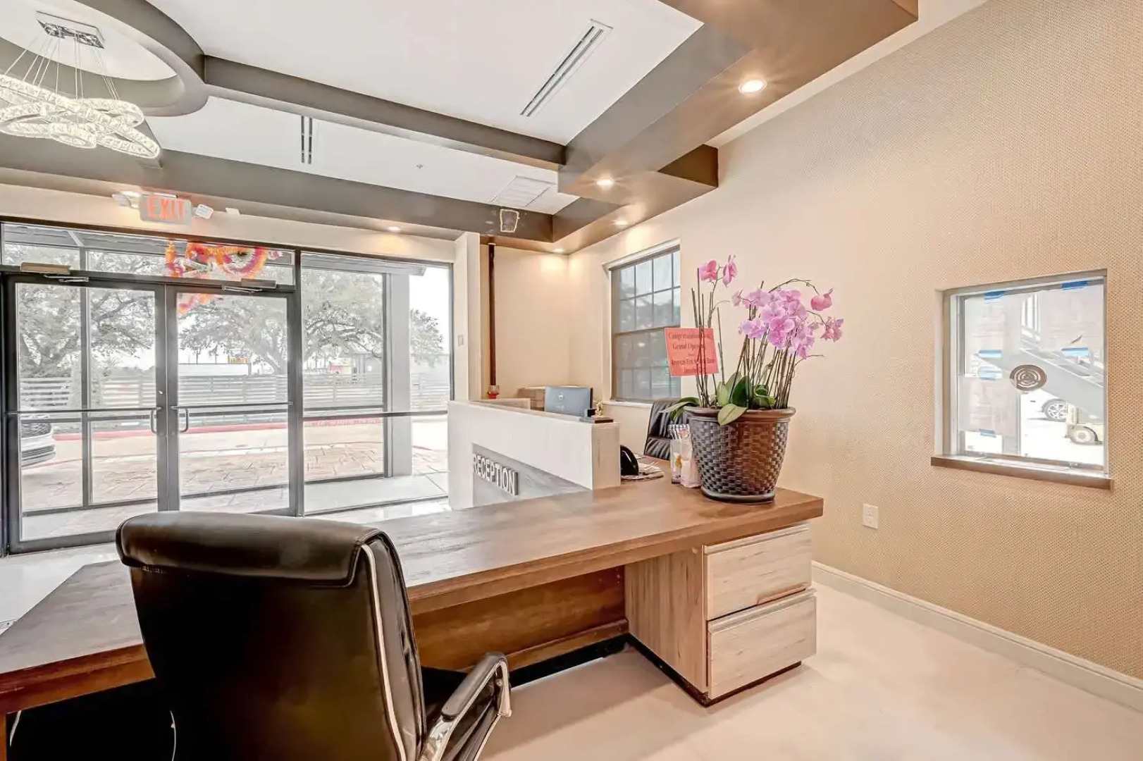 Comfeeni Inn and Suites