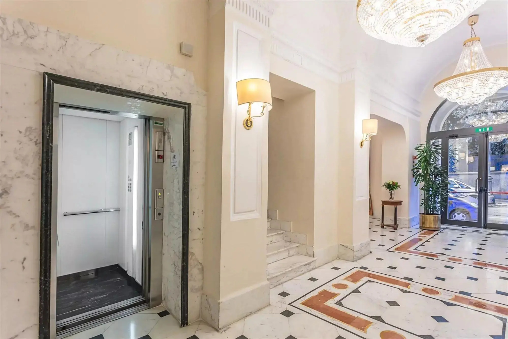 Raeli Hotel Lux