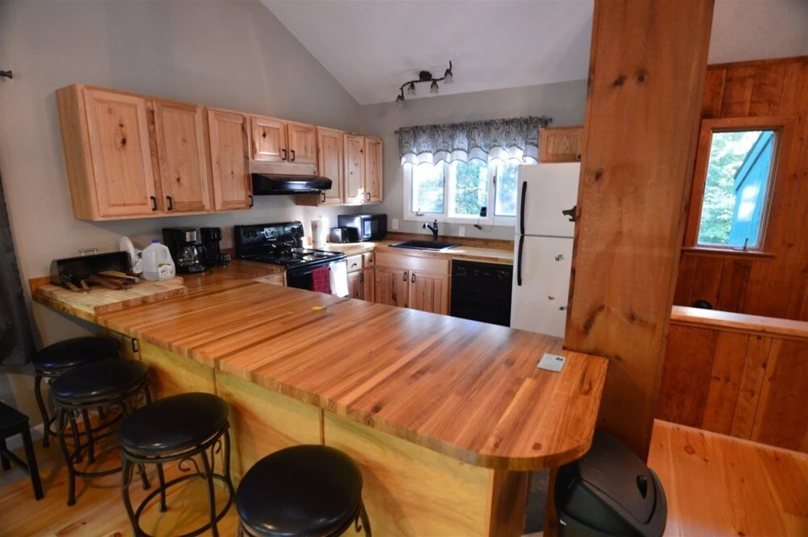 Newly Renovated Private 3 Bedroom Home in Waterville Estates Near Community Center - Bv146e