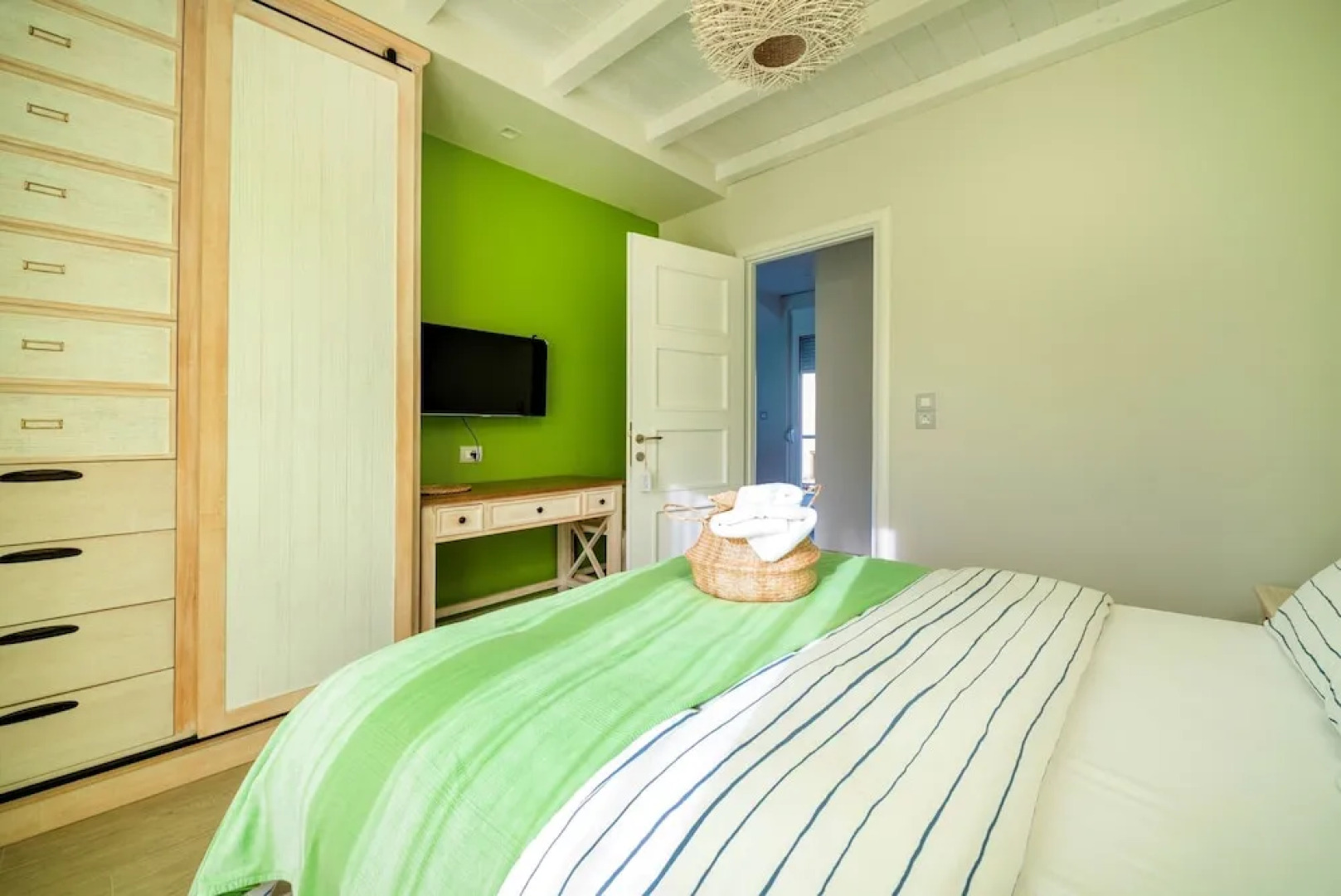 Seabreeze Villa - with Jacuzzi & heated pool