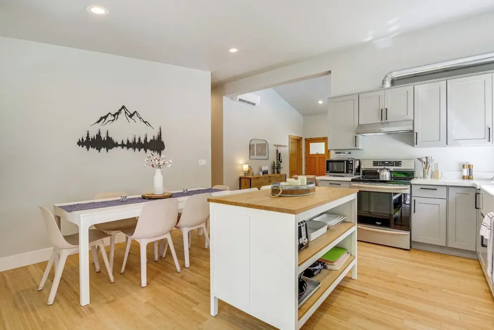 Deck, Hot Tub & Views: Sleek Getaway in Index!