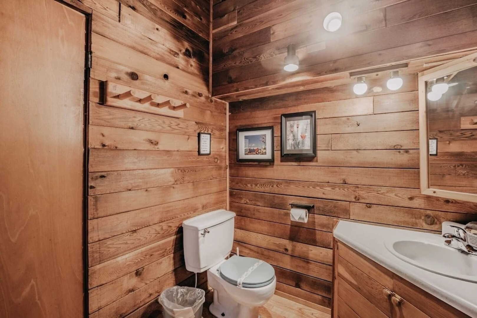 26sl - Hot Tub - Bbq - Game Room - Sleeps 8 3 Bedroom Home by RedAwning