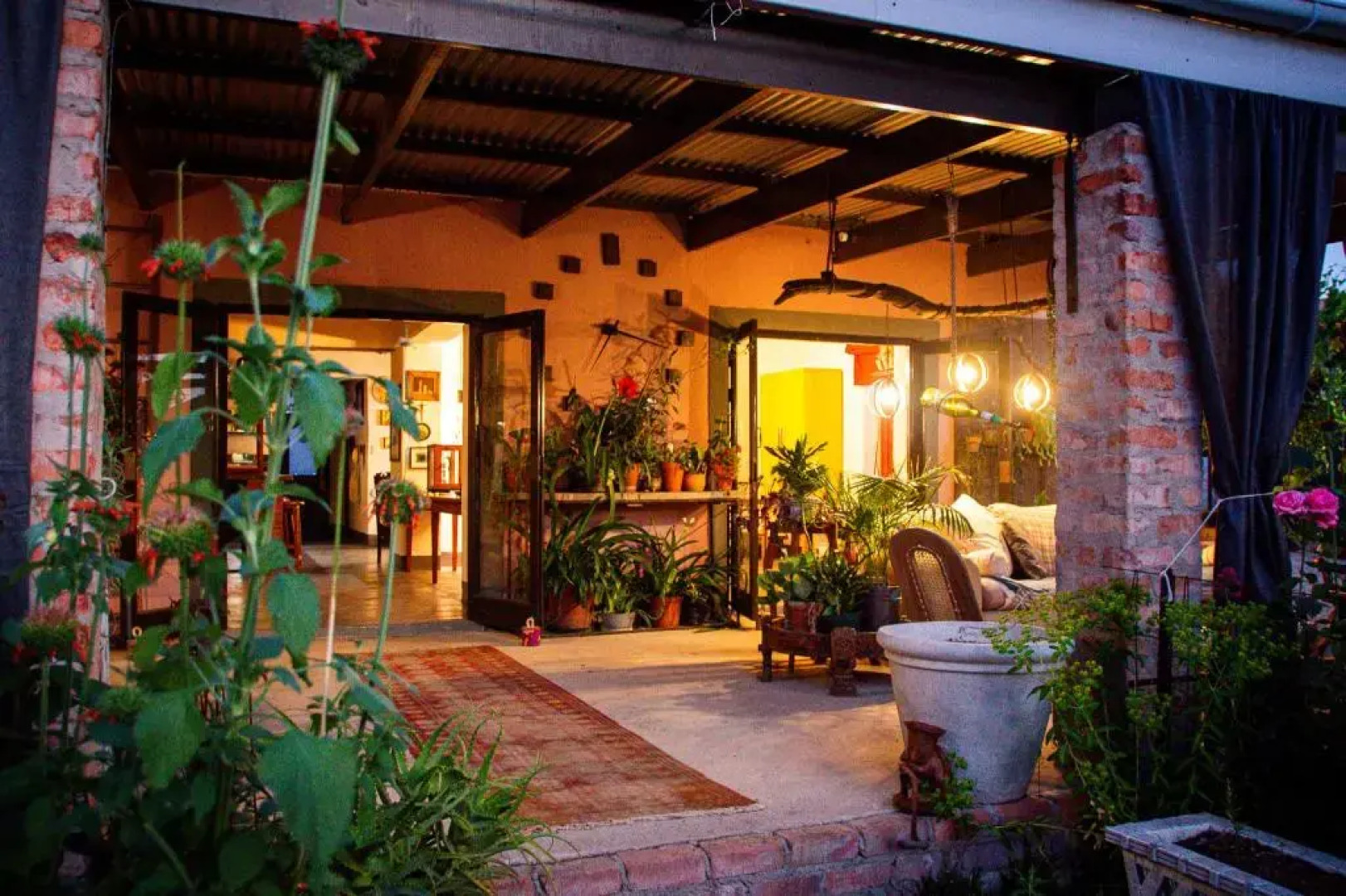 Ebonymoon Guest House and Studio