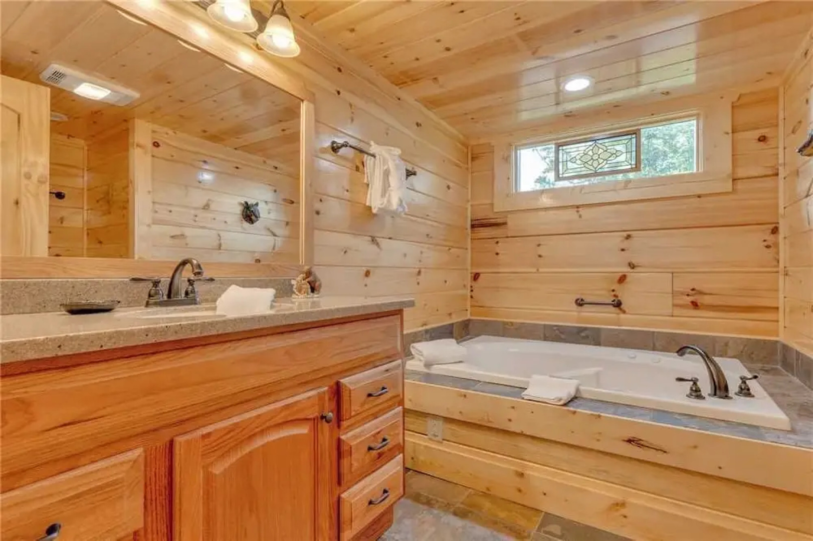 Lone Wolf Lodge - Three Bedroom Cabin