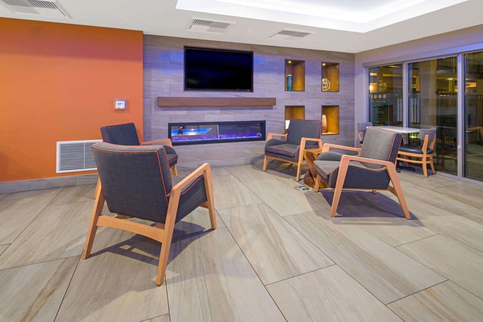La Quinta Inn & Suites by Wyndham Orange County Airport