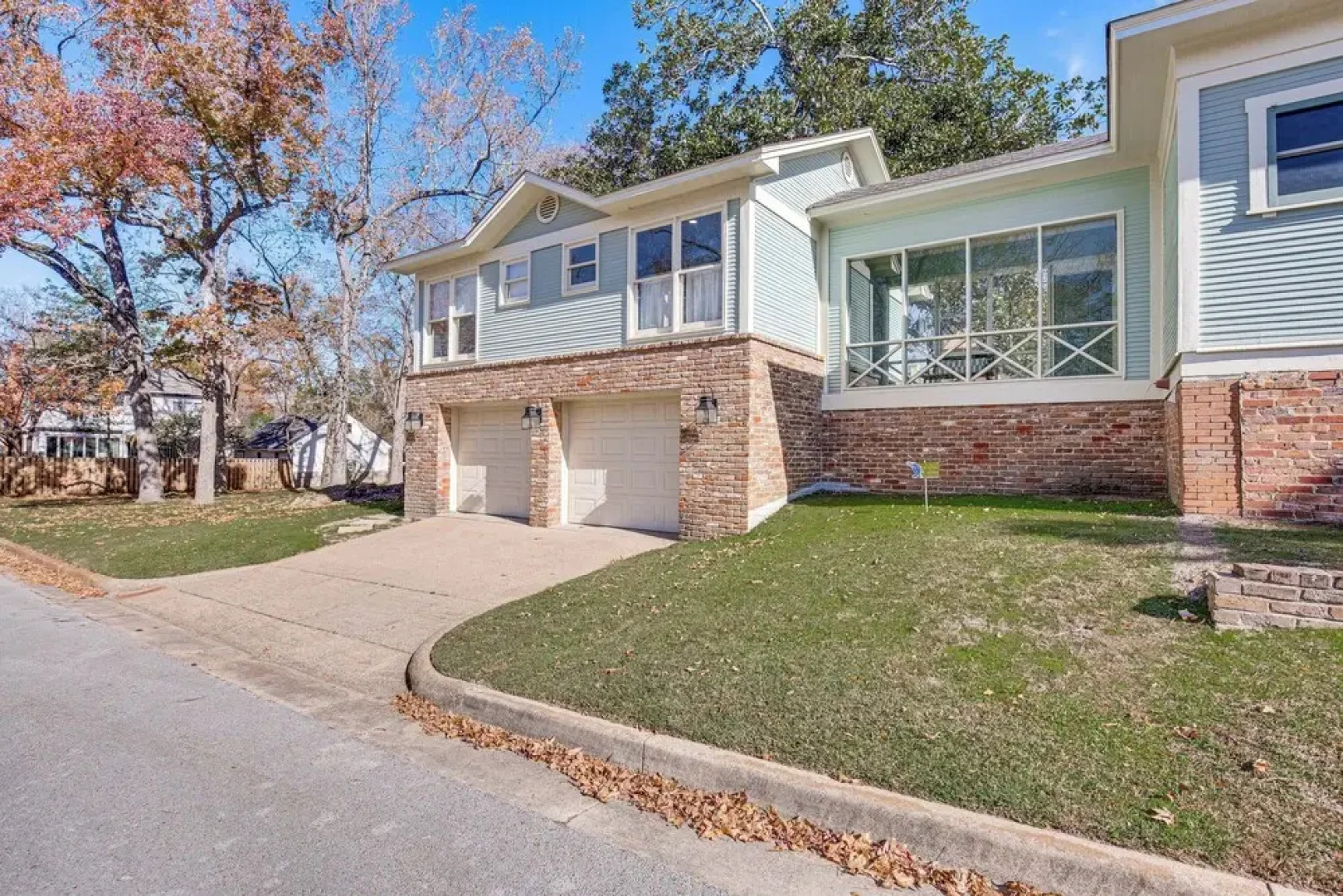 2 Mi to Tyler Rose Garden: Vibrant Apartment!