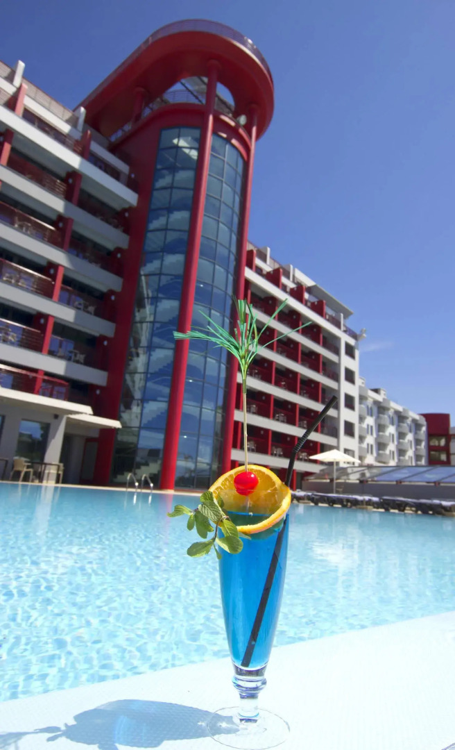 Four Views Monumental Lido