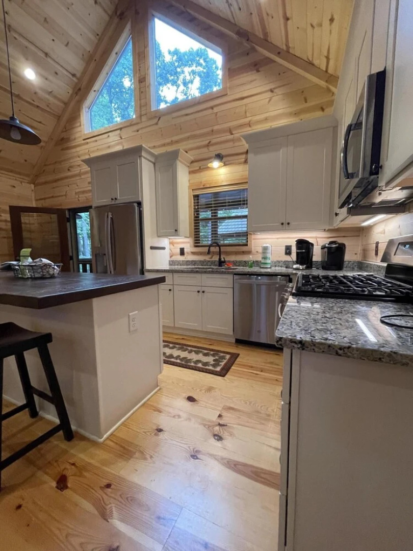 Hollow Tree Hideaway - Coosawattee River Resort