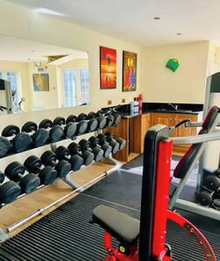 Stratford 4 BR Family Mansion With Pool, Gym & BBQ