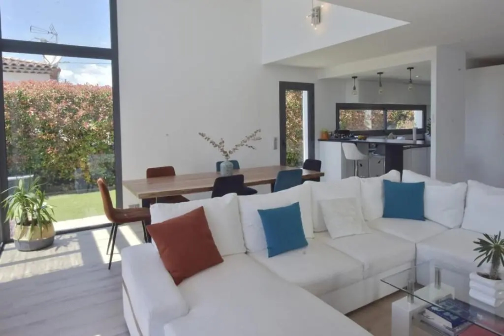 RARE Contemporary Villa with Swimming Pool & Jacuzzi 10 Minutes from