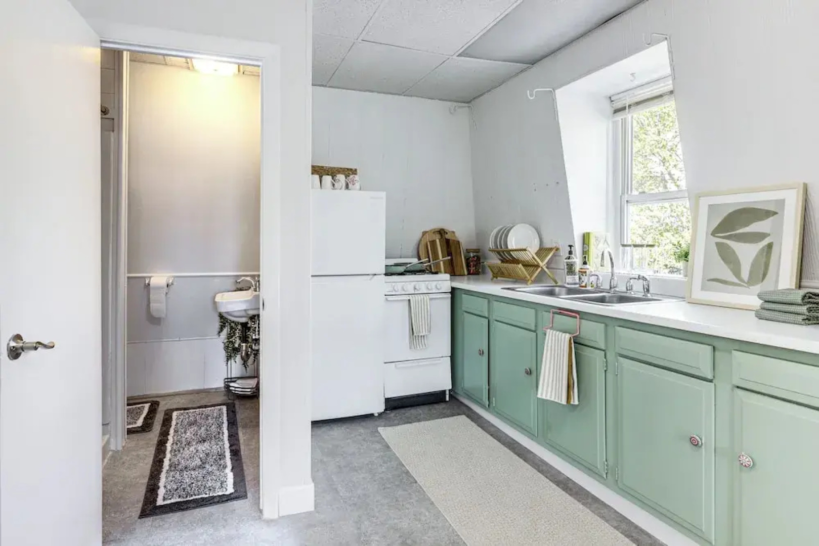 Explore Dtwn, Parks & Colleges: Cozy Worcester Apt