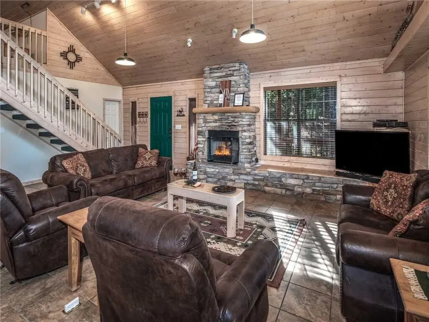 Wine N Pines - Two Bedroom Cabin with Hot Tub