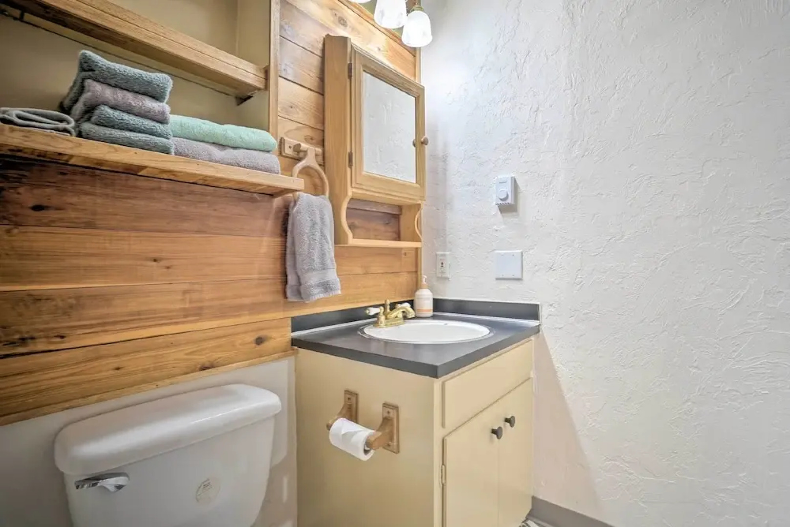 Cabin w/ Hot Tub & Views: 1 Mile to Alyeska Resort