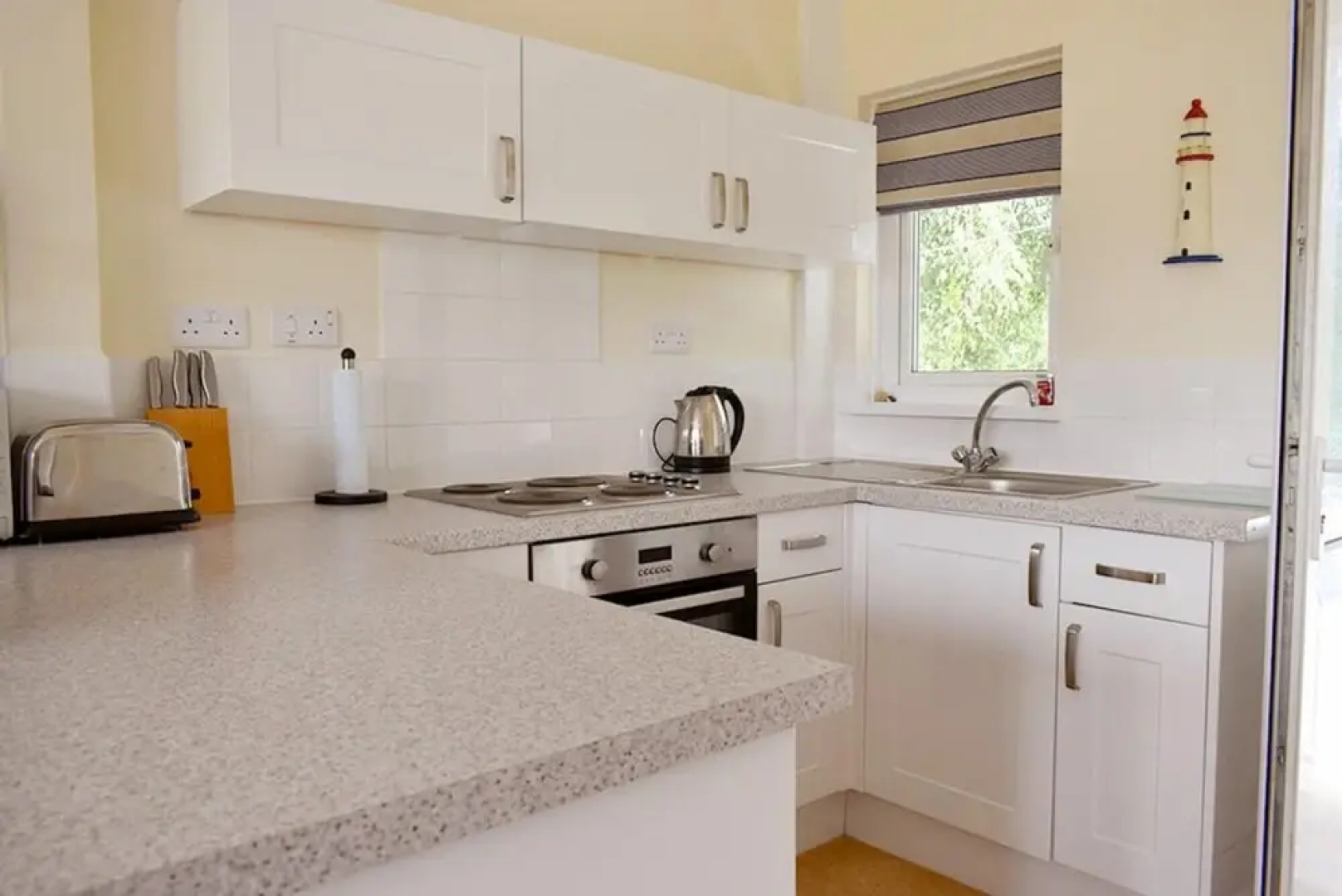Seashells Dog Friendly Seaview Beach Chalet Sleeps 4 Beach Opposite