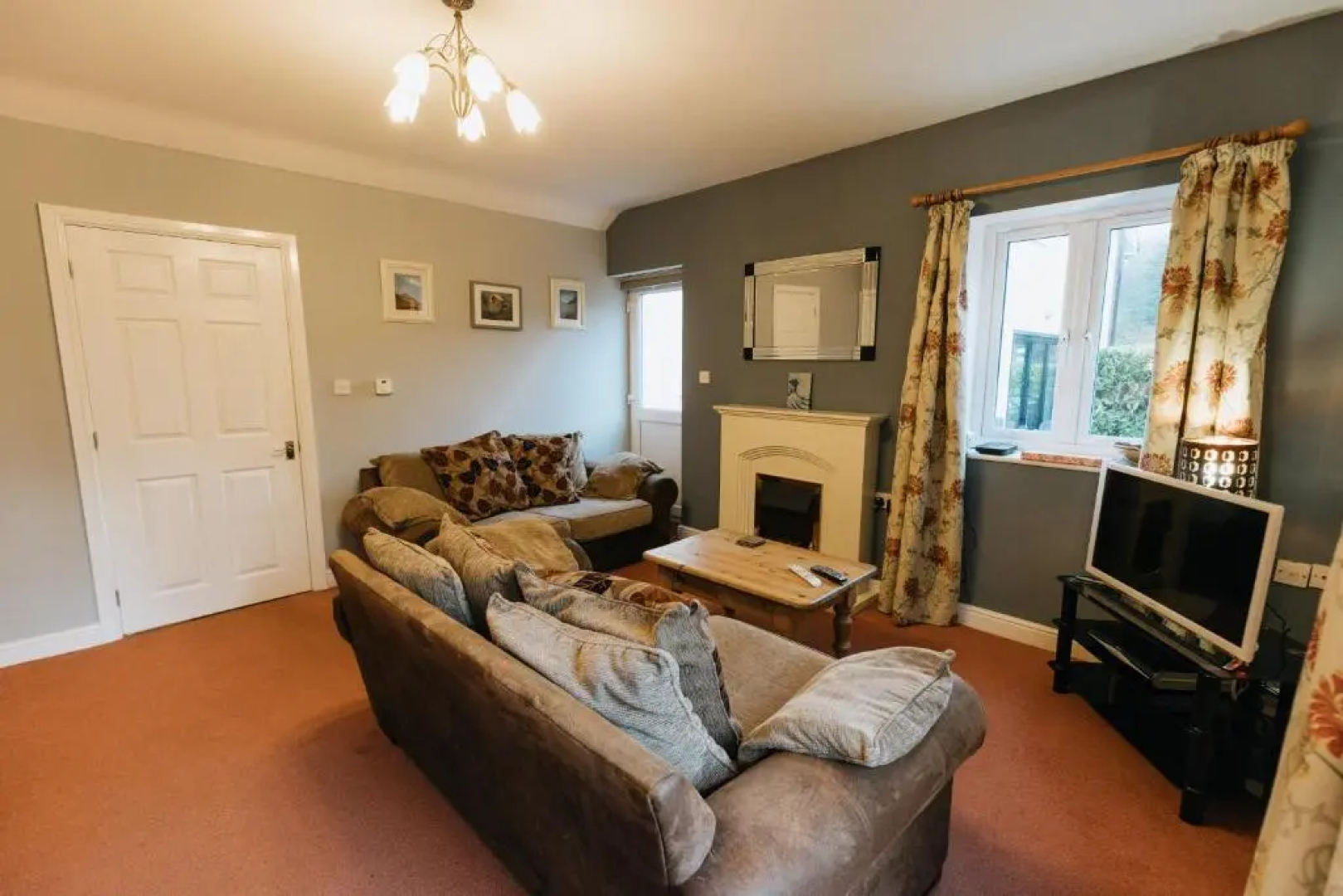 GWYNANT BACH - Cosy 2 Bed Bungalow Cottage in Snowdonia National Park, Conwy, North Wales