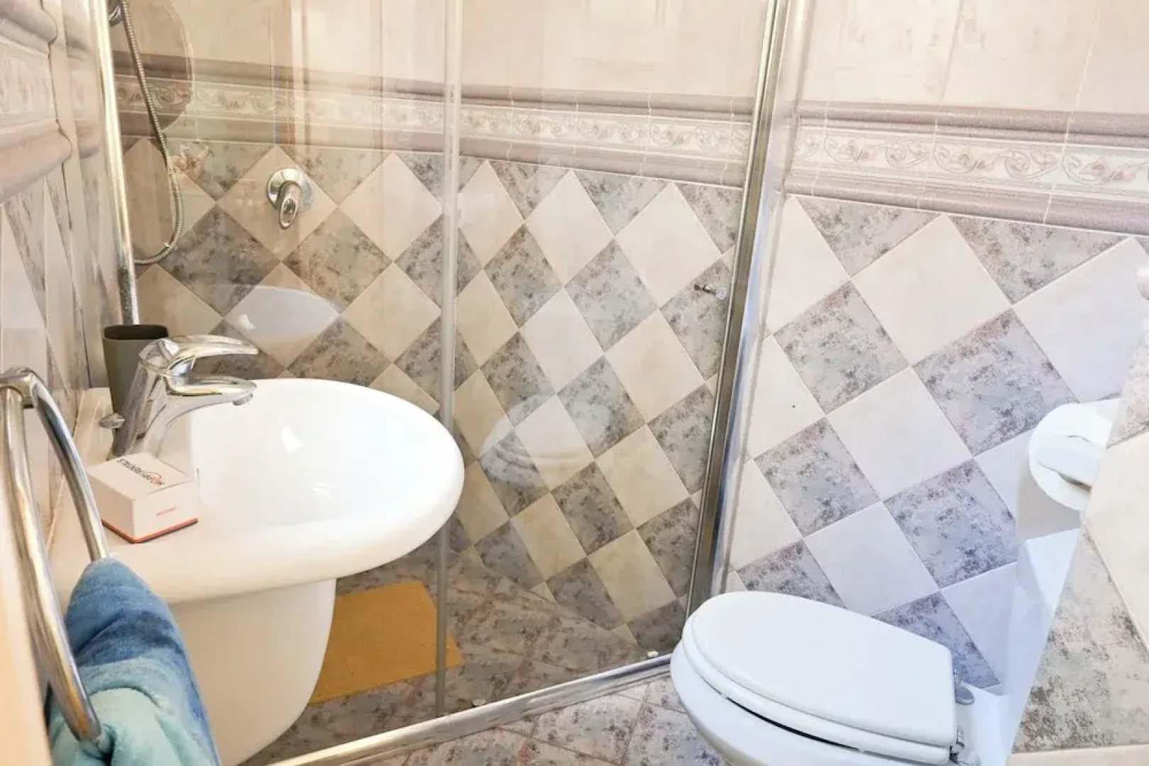 A Cosy Nest Overlooking The Sea