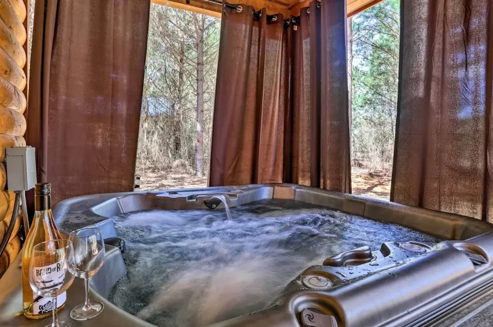 'the Breeze' - Broken Bow Cabin w/ Hot Tub & Deck!