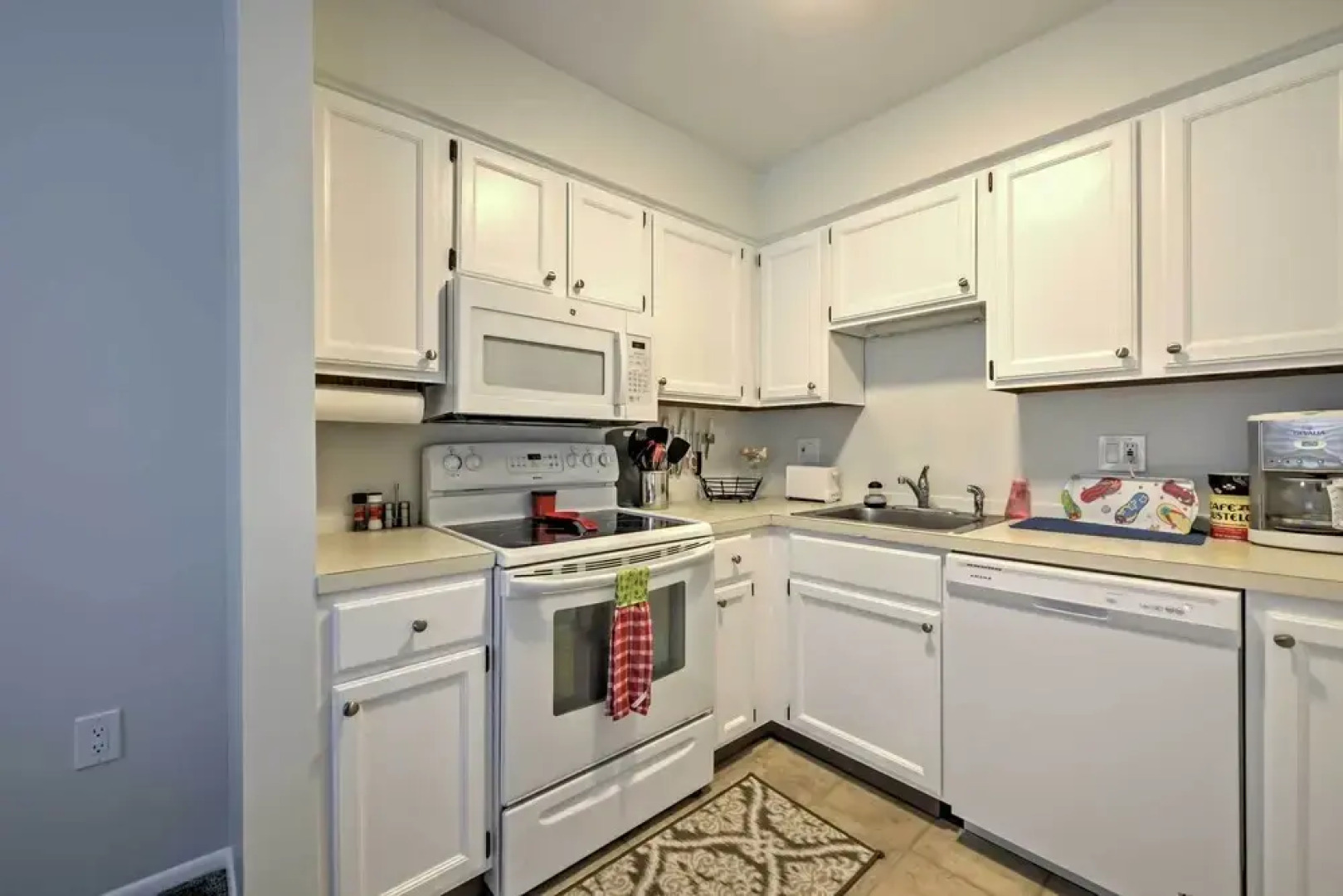 Central Sea Isle City Condo - 1 Block to the Beach