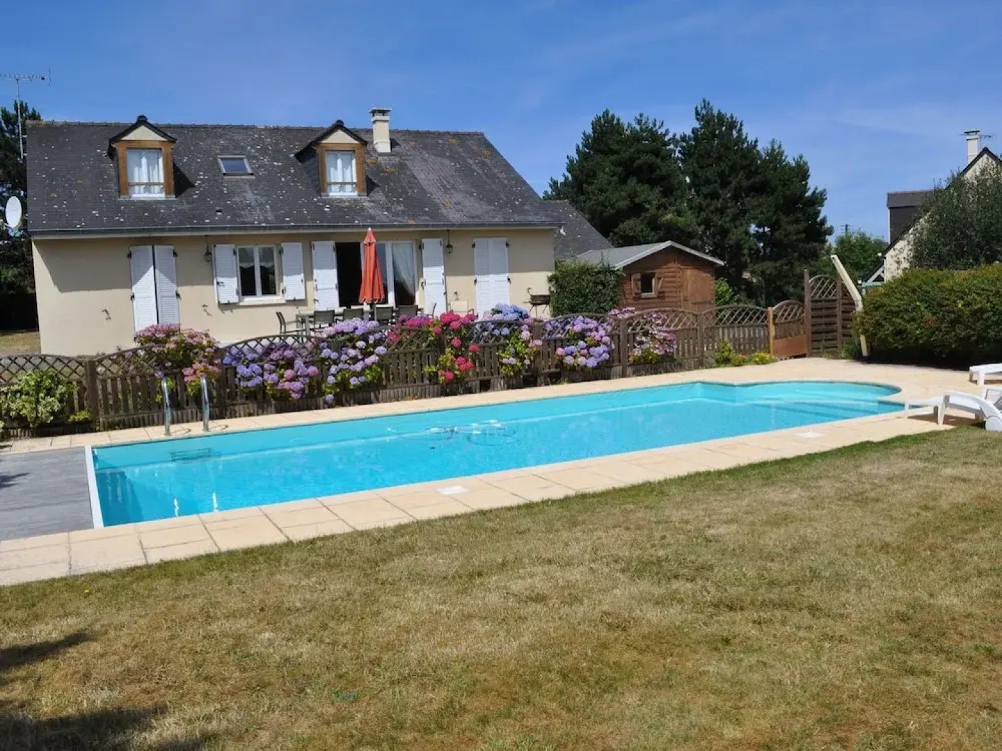 Beautiful Renovated Villa With a Private Swimming Pool and View ont the Sea!