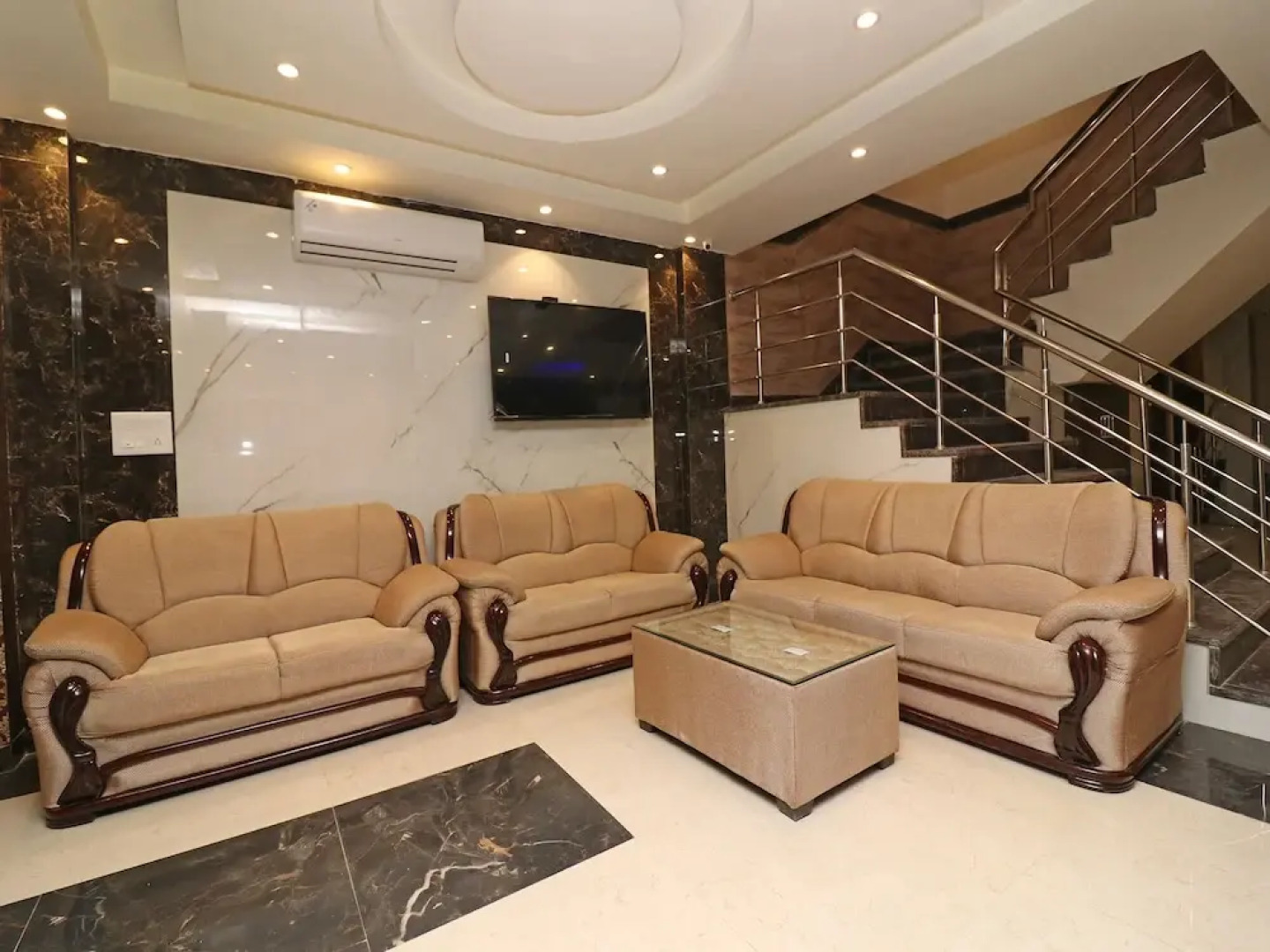 Oyo 27009 Hotel Alovia Delhi