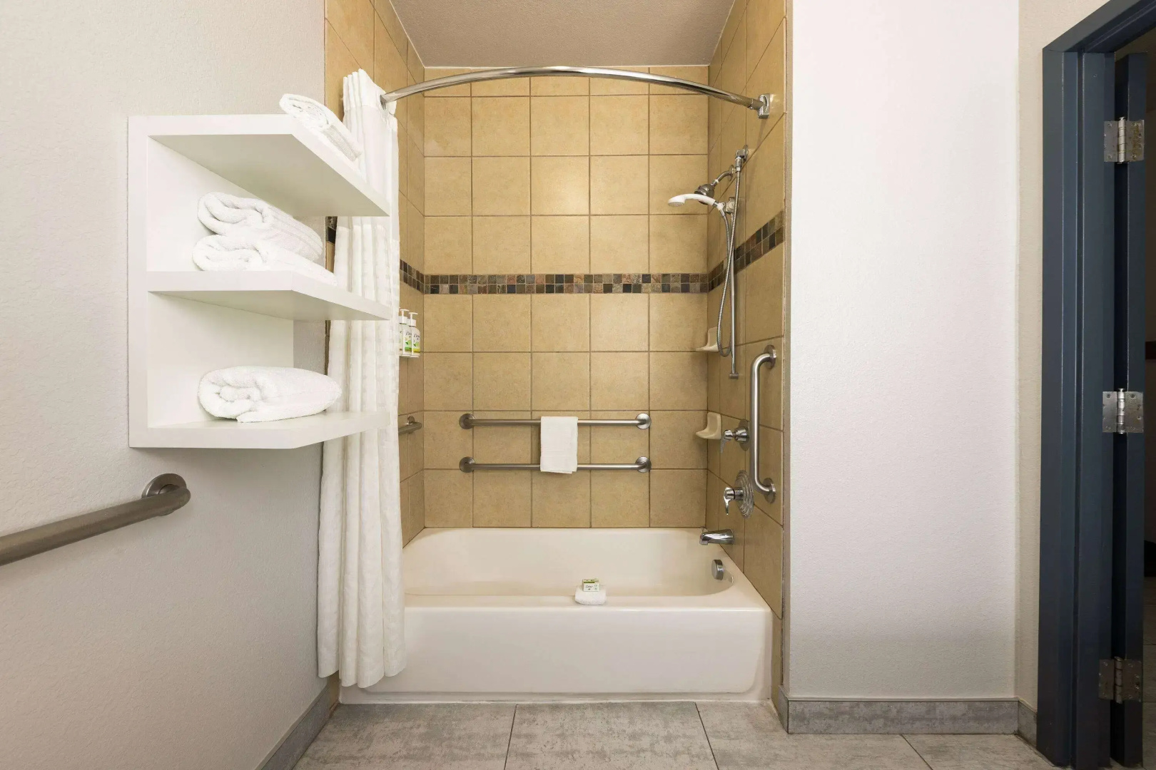 La Quinta Inn & Suites by Wyndham Ft. Worth - Forest Hill TX