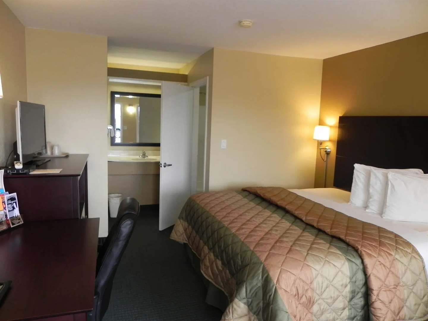 Relax Inn & Suites
