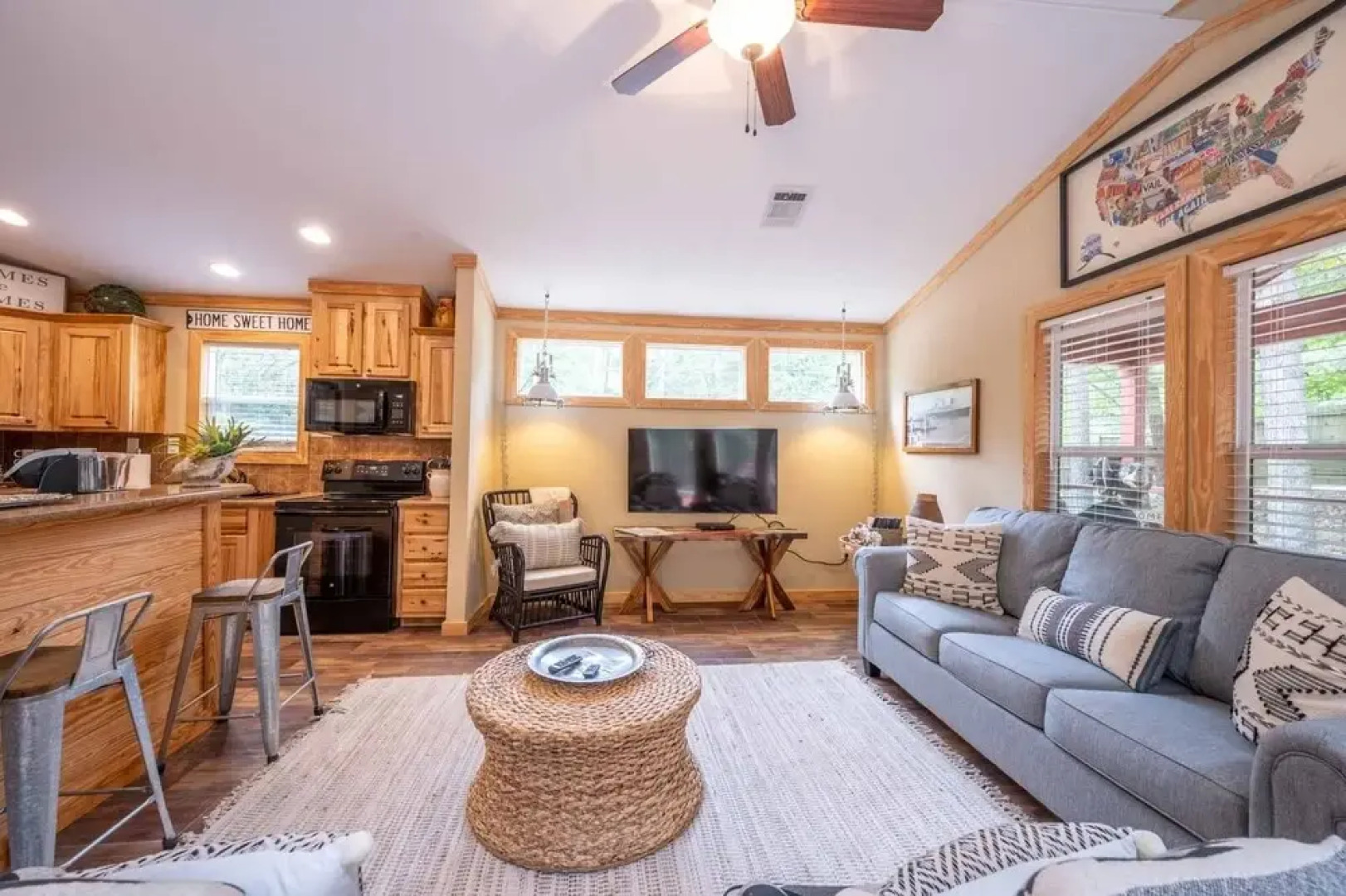 Fish Tales Stunning Cabin Includes Wifi, Hot Tub, and BBQ by Redawning