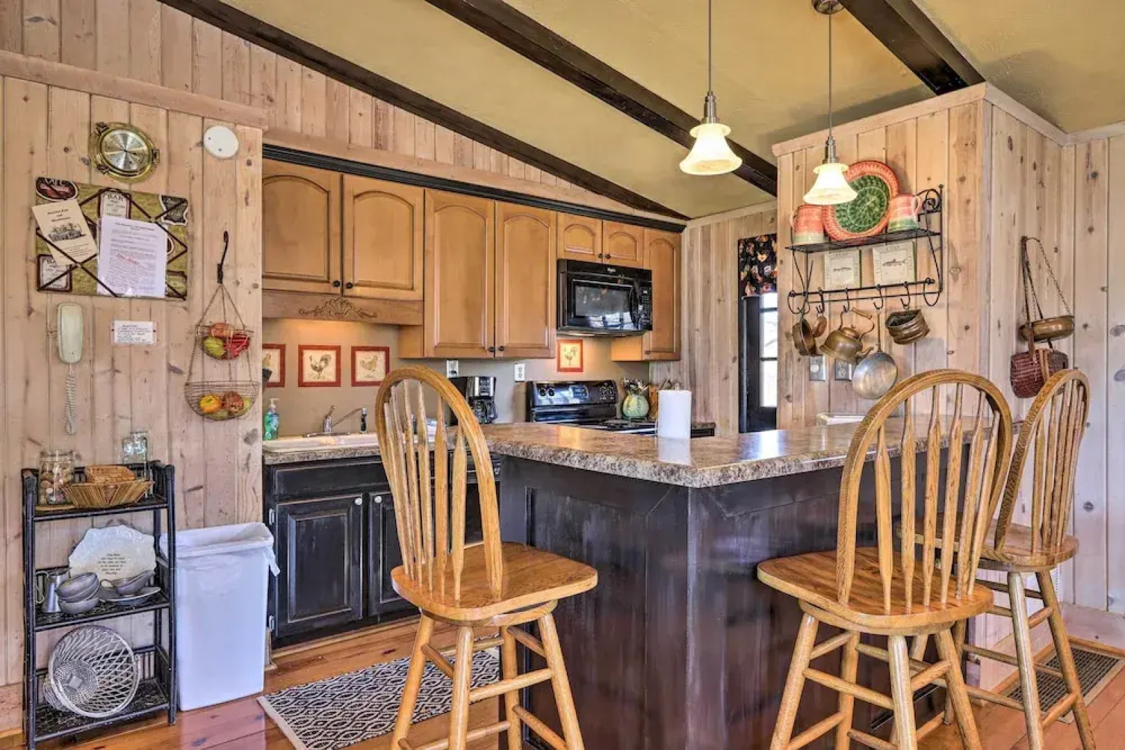 Cozy Caymus Cabin ~ 3 Miles to Callaway Gardens!