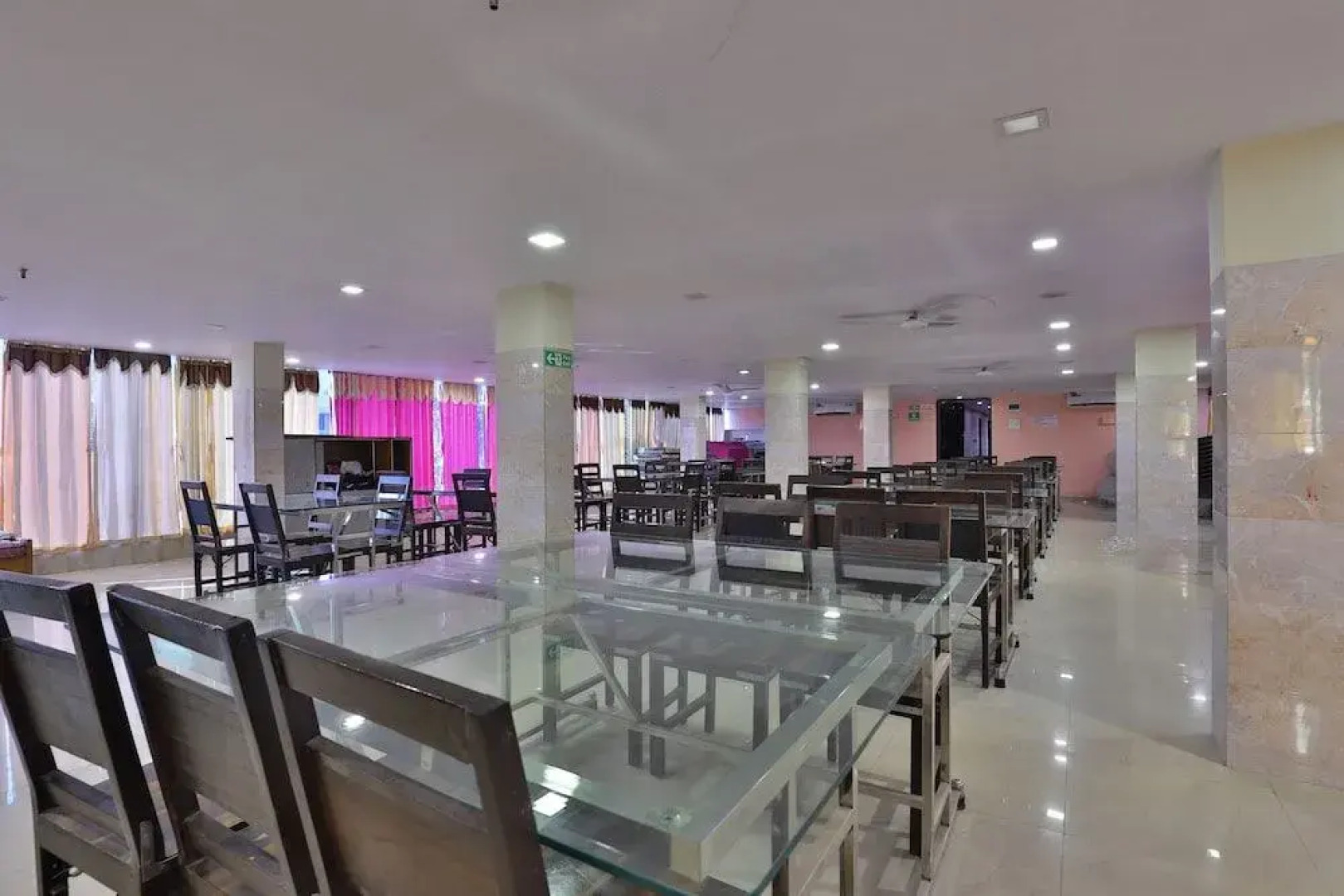 OYO 24833 Hotel Silver