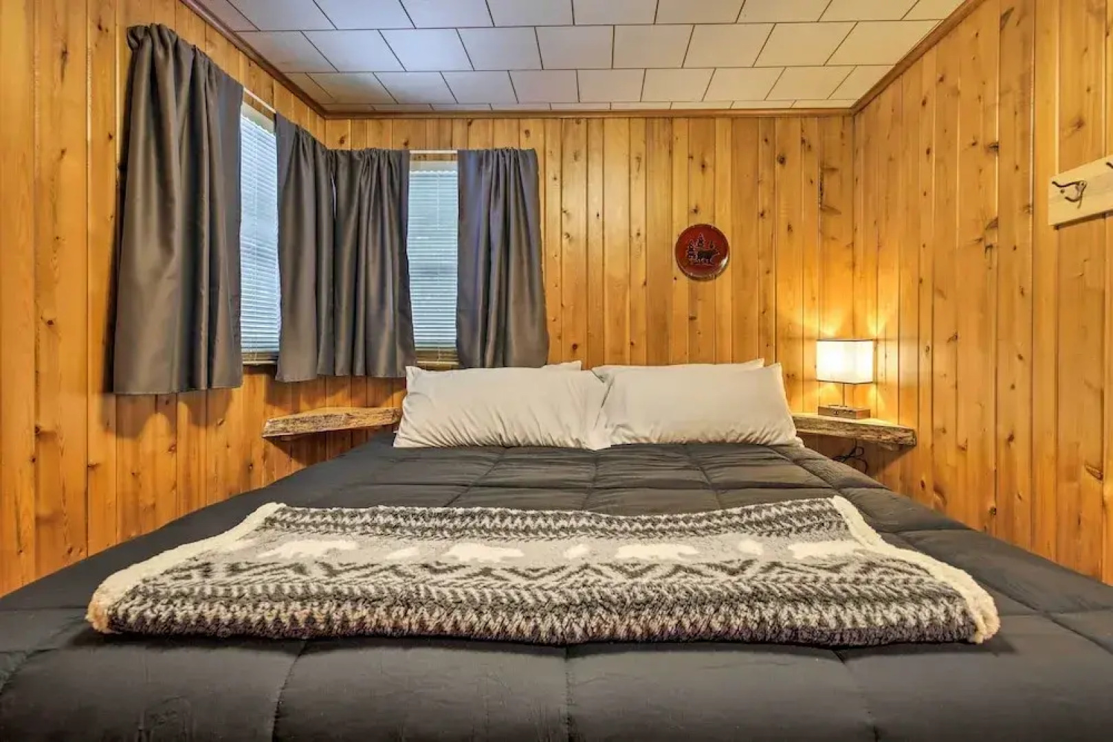 All-season Lakefront Mercer Vacation Rental