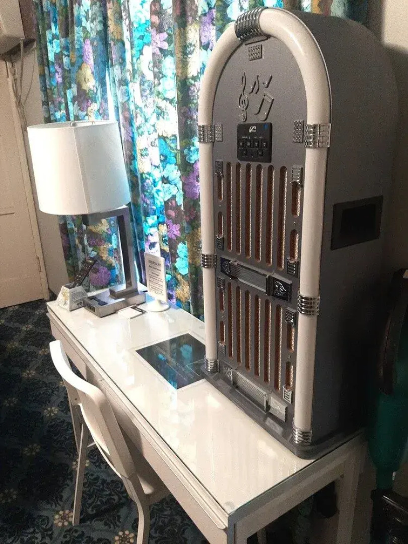 The New Star Motel with Studio-Kitchens: 1950s Extended-Stay Lodging and Retreat Center