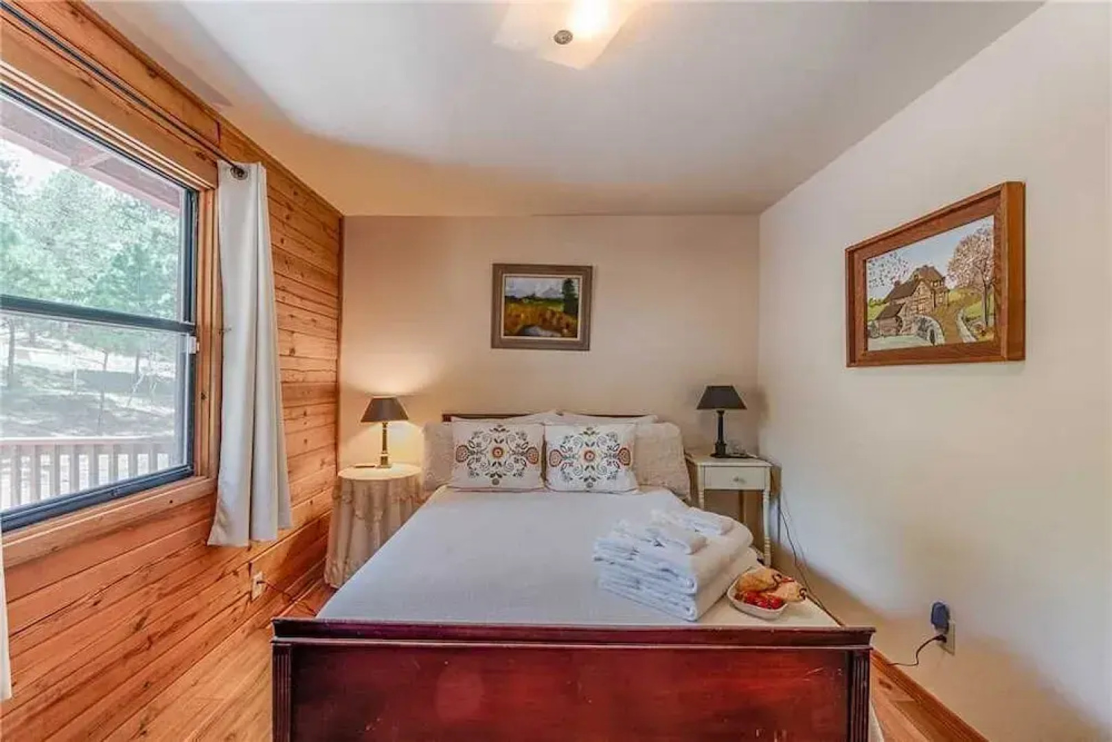 Lincoln Log Cabin - Three Bedroom Cabin with Hot Tub