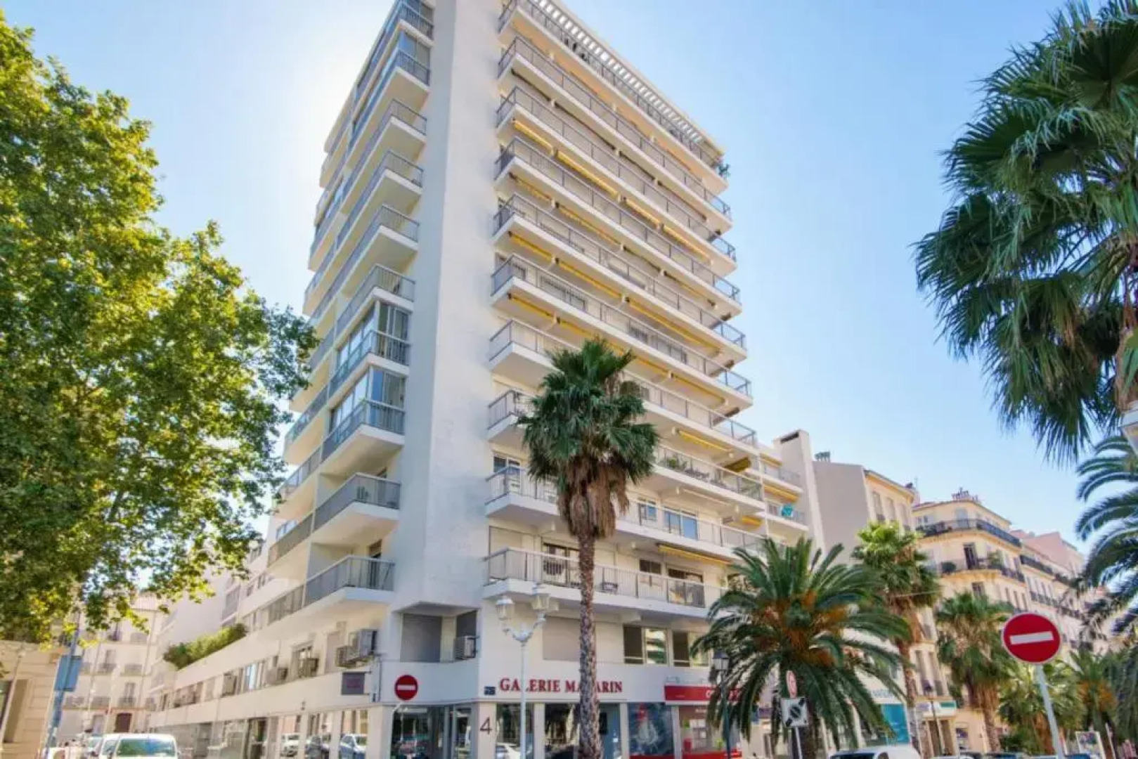 1br w AC and terrace in the heart of Toulon near train station Welkeys