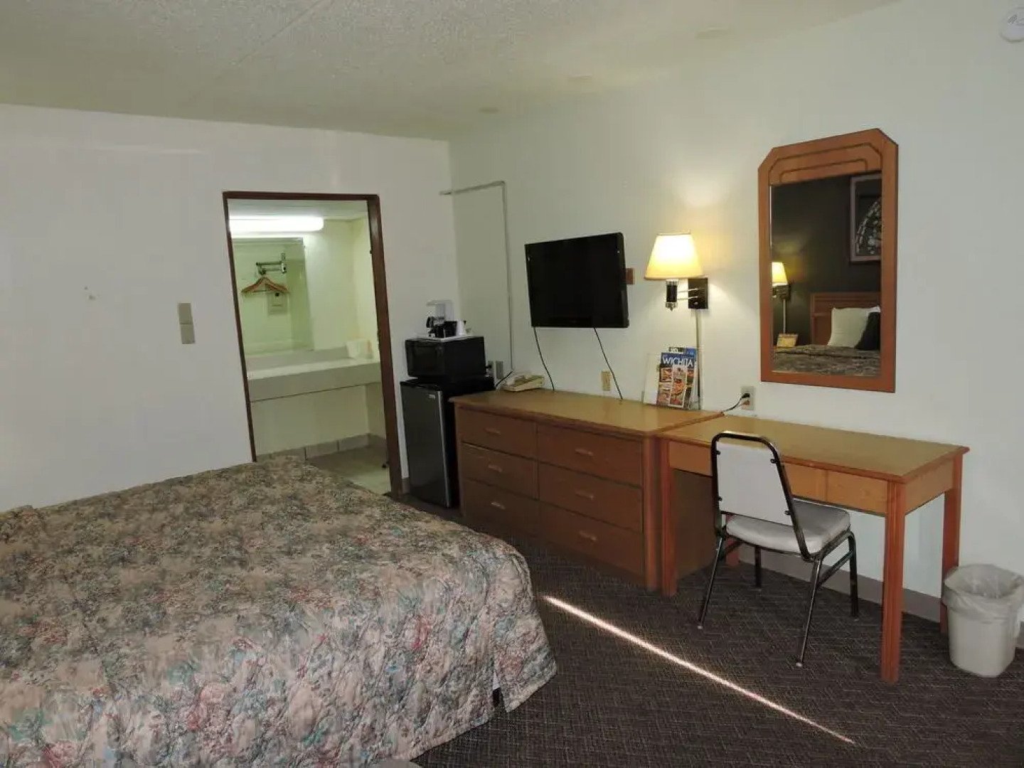 Budget Host Hutchinson