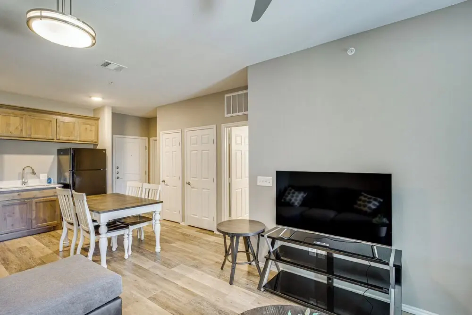 Close to Lakes, Parks & Winery: Bonham Apt