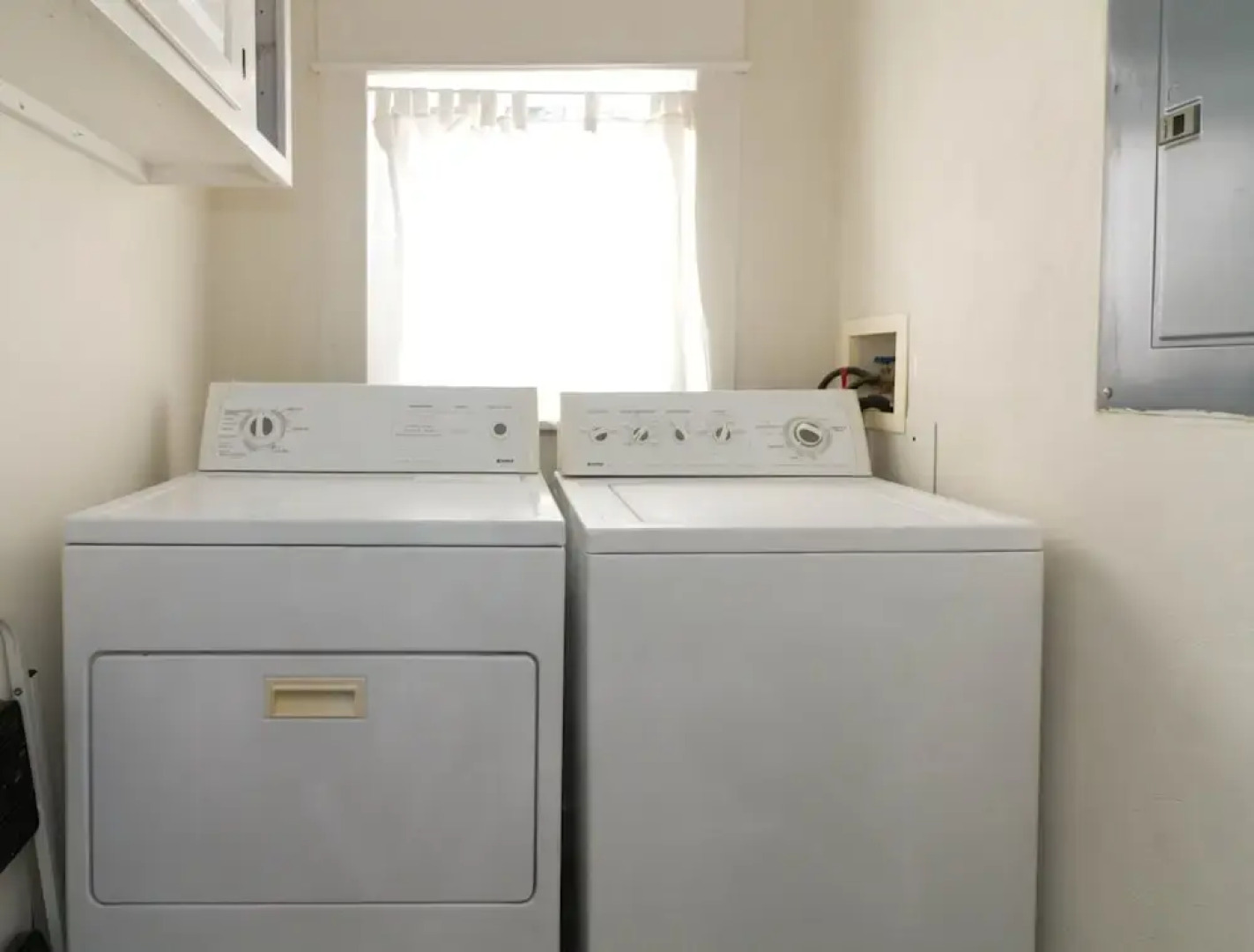 Fully Furnished 4-bedroom Located on a Quiet Block