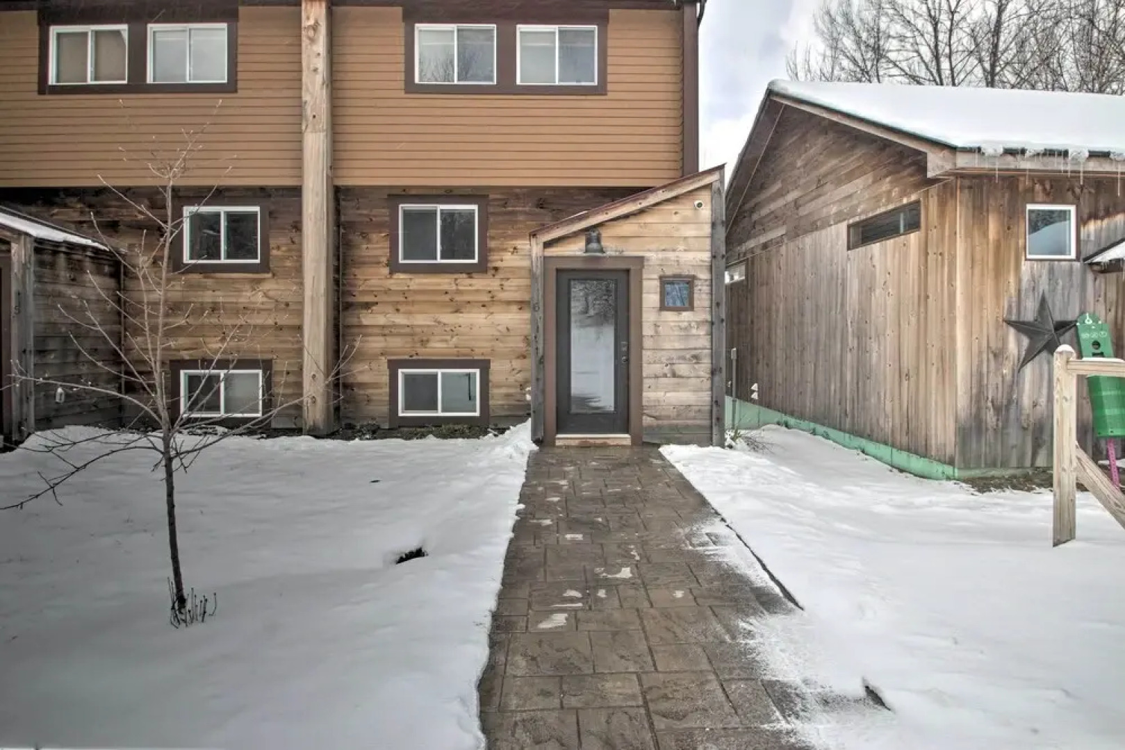 Slopeside Burke Mountain Condo w/ Fireplace!