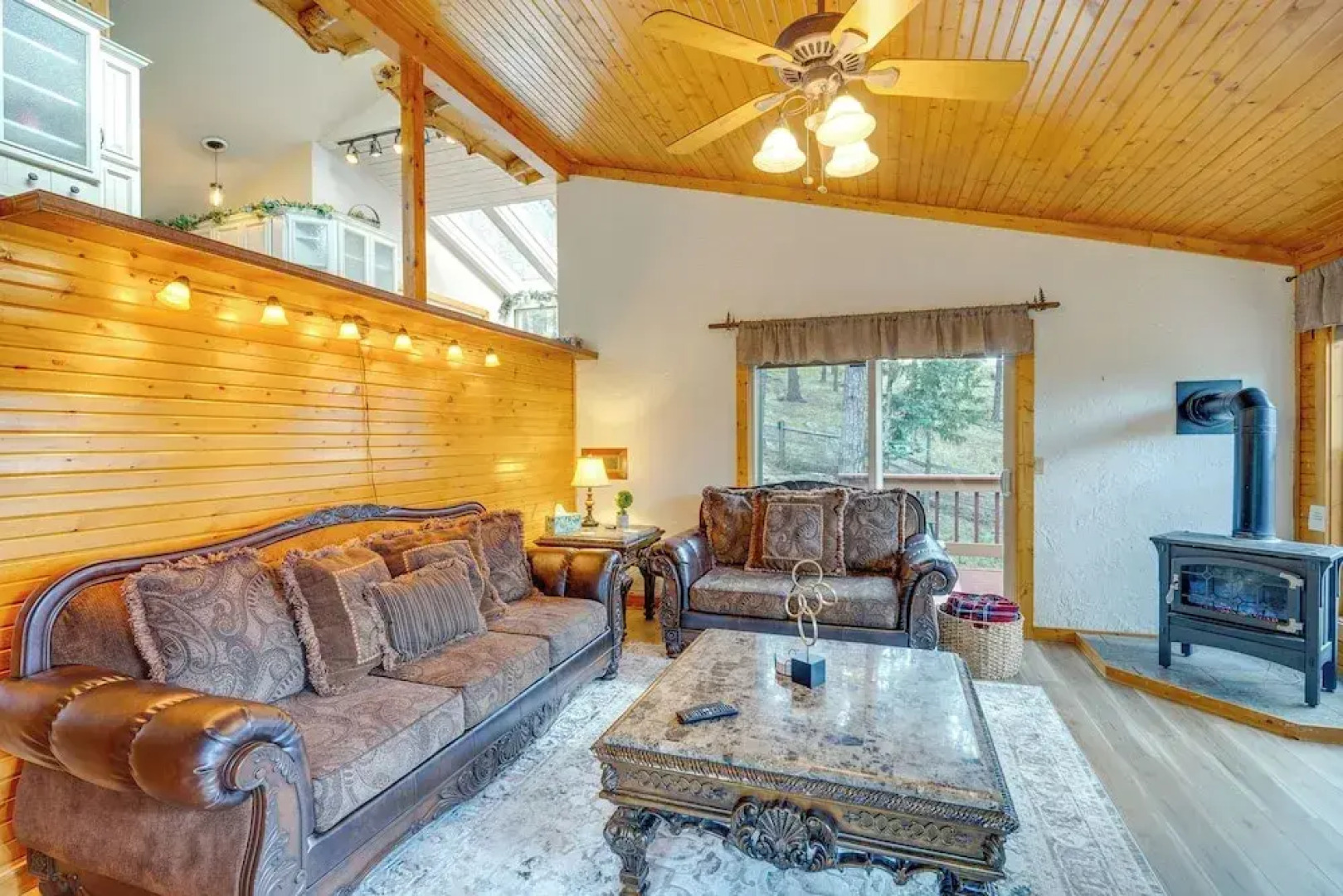 Cozy Home w/ Hot Tub - 11 Mi to Rainbow Falls