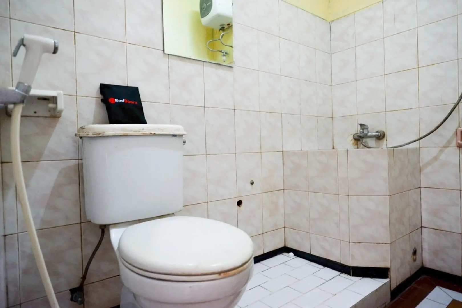 RedDoorz Plus near Stadion Wijaya Kusuma