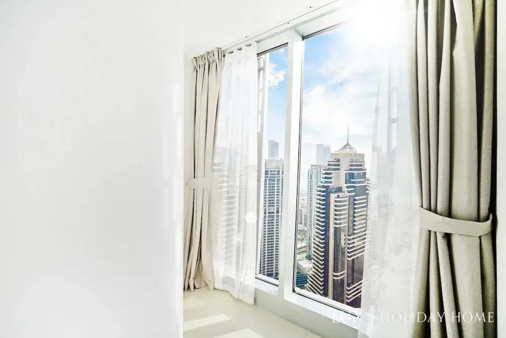 LUX  Cayan Superior Suite 4 Dubai Marina