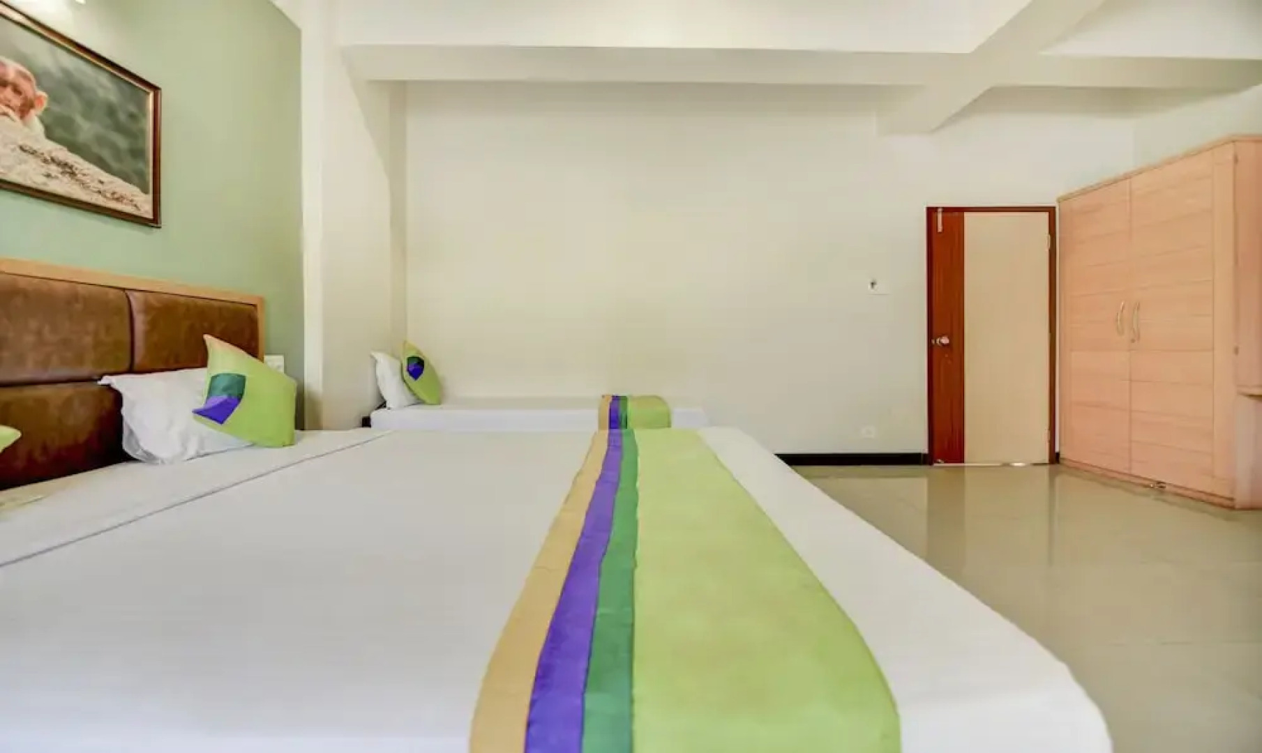 Treebo Trend Gul- Bahar