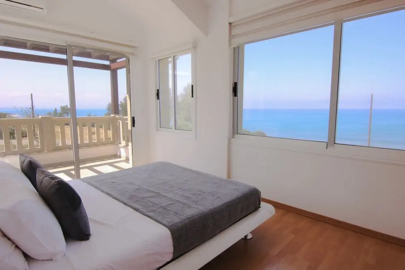 Phaedrus Living: Beachfront Villa Thalassa