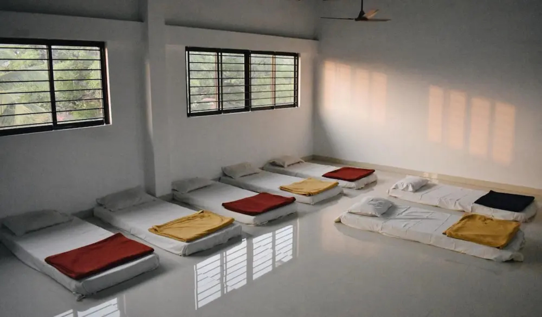 Iroomz Hotel Gananjaya - Hostel