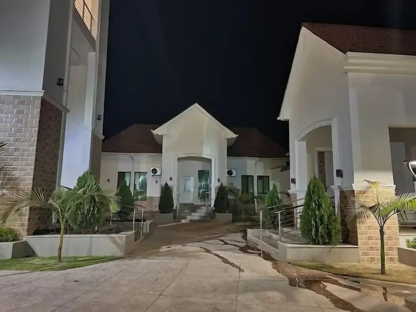 Castle De White House Hotel