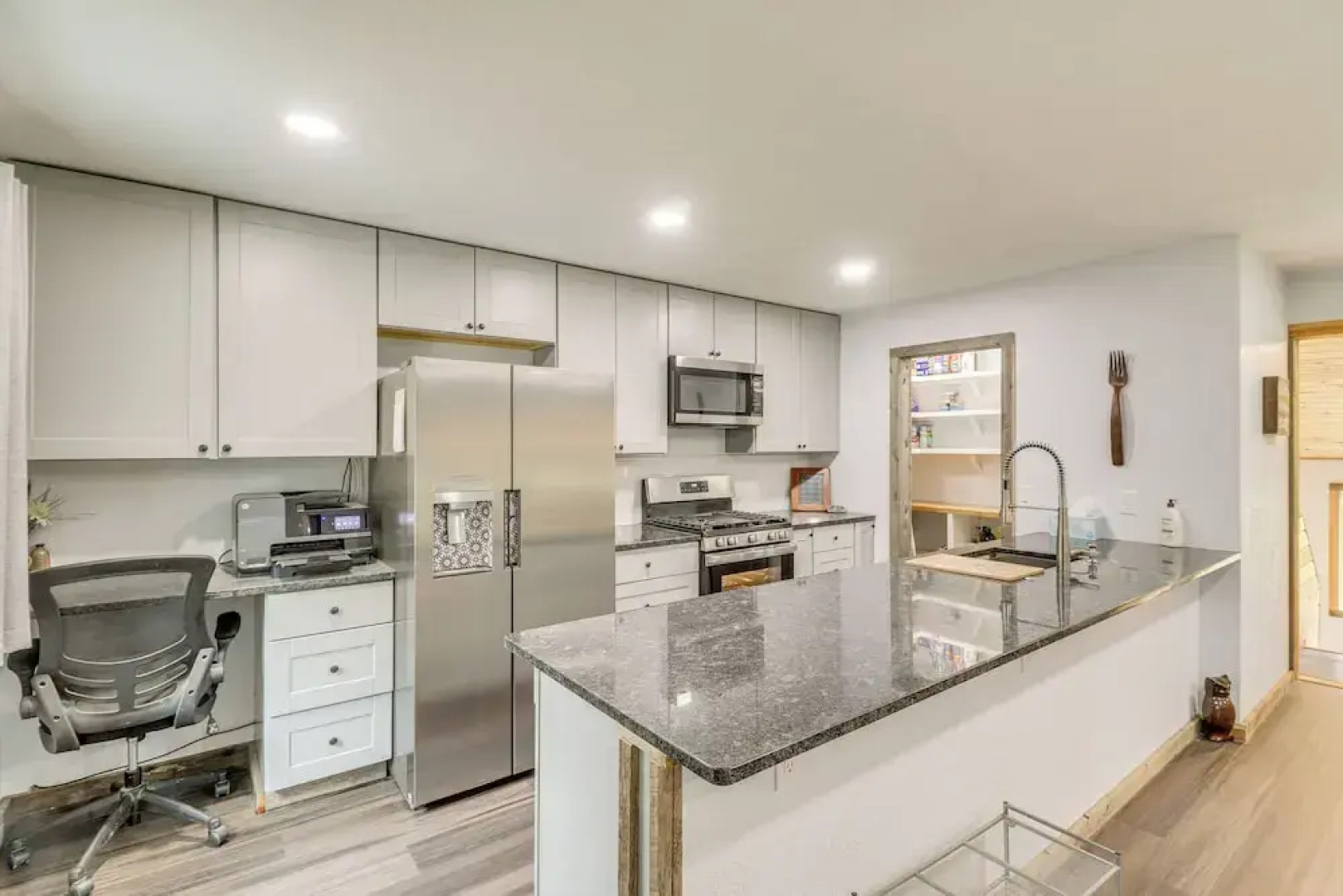 Bigfork Cottage w/ Hot Tub ~ 6 Mi to Flathead Lake