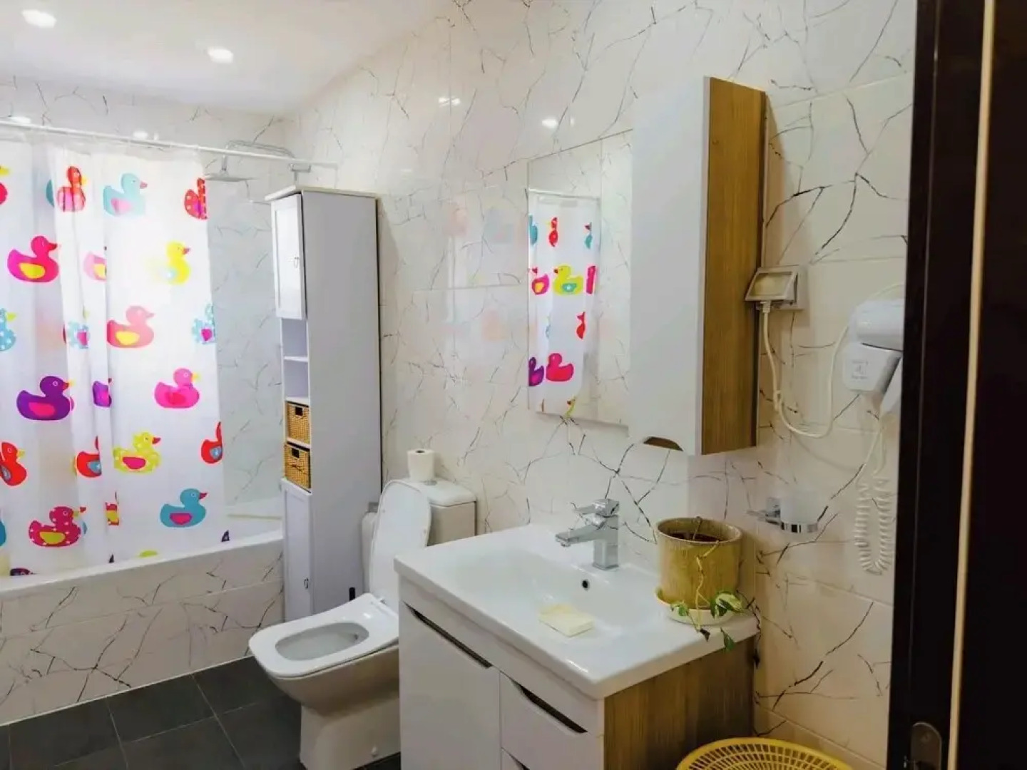 Villa for 9 Guests, Pool, Parking, Walk to Beach