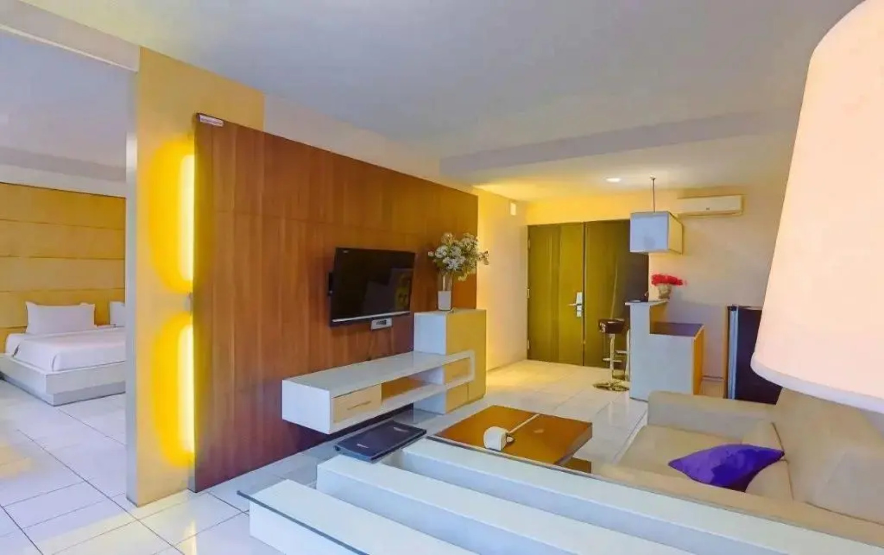 Royal Hotel n' Lounge